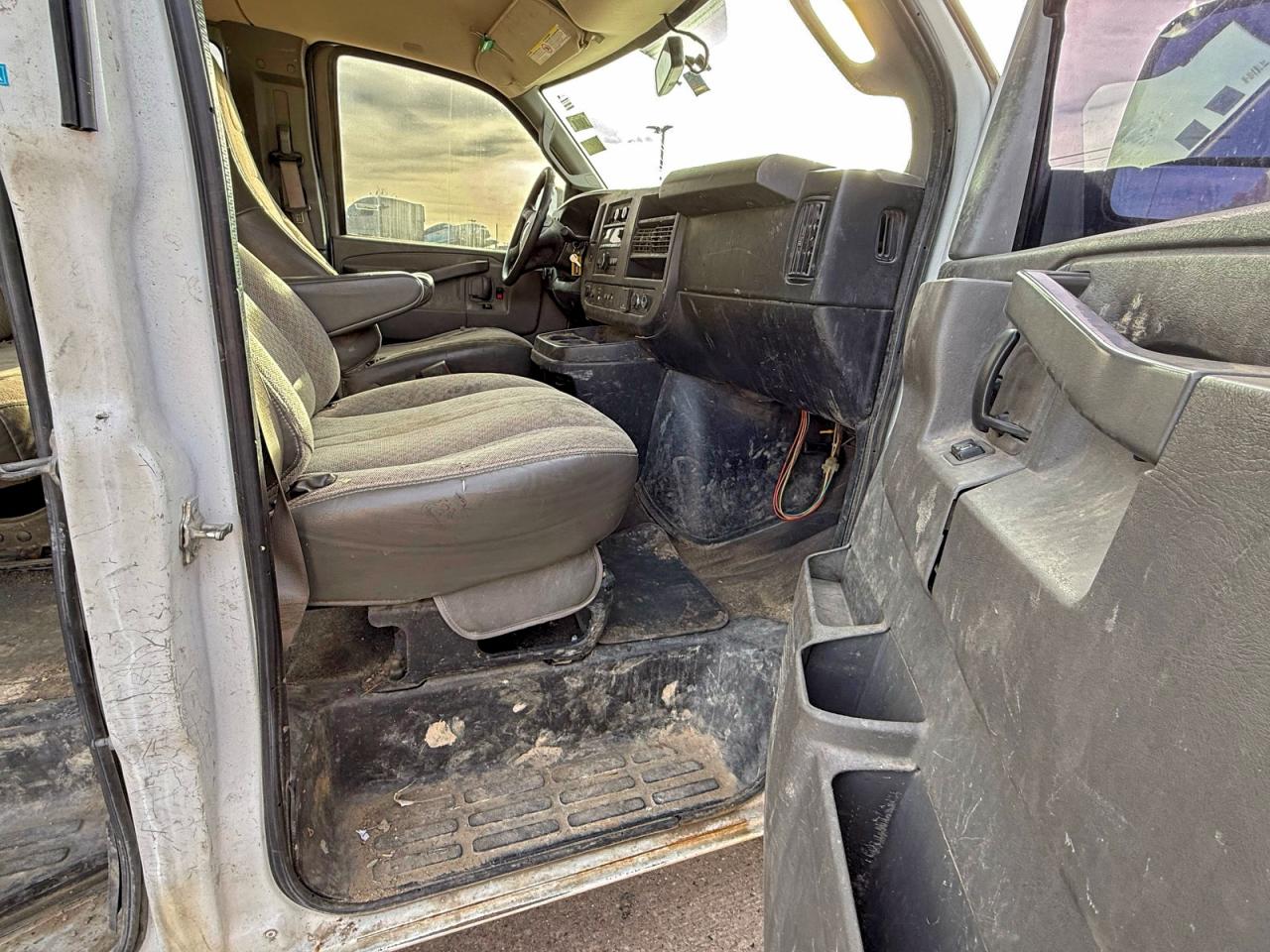 2017 CHEVROLET EXPRESS G3500 LT photo 5