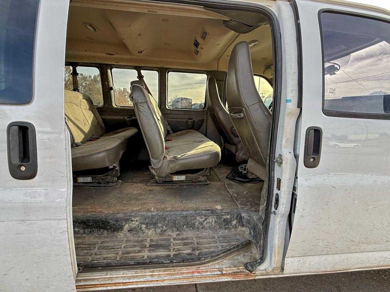 2017 CHEVROLET EXPRESS G3500 LT photo 6
