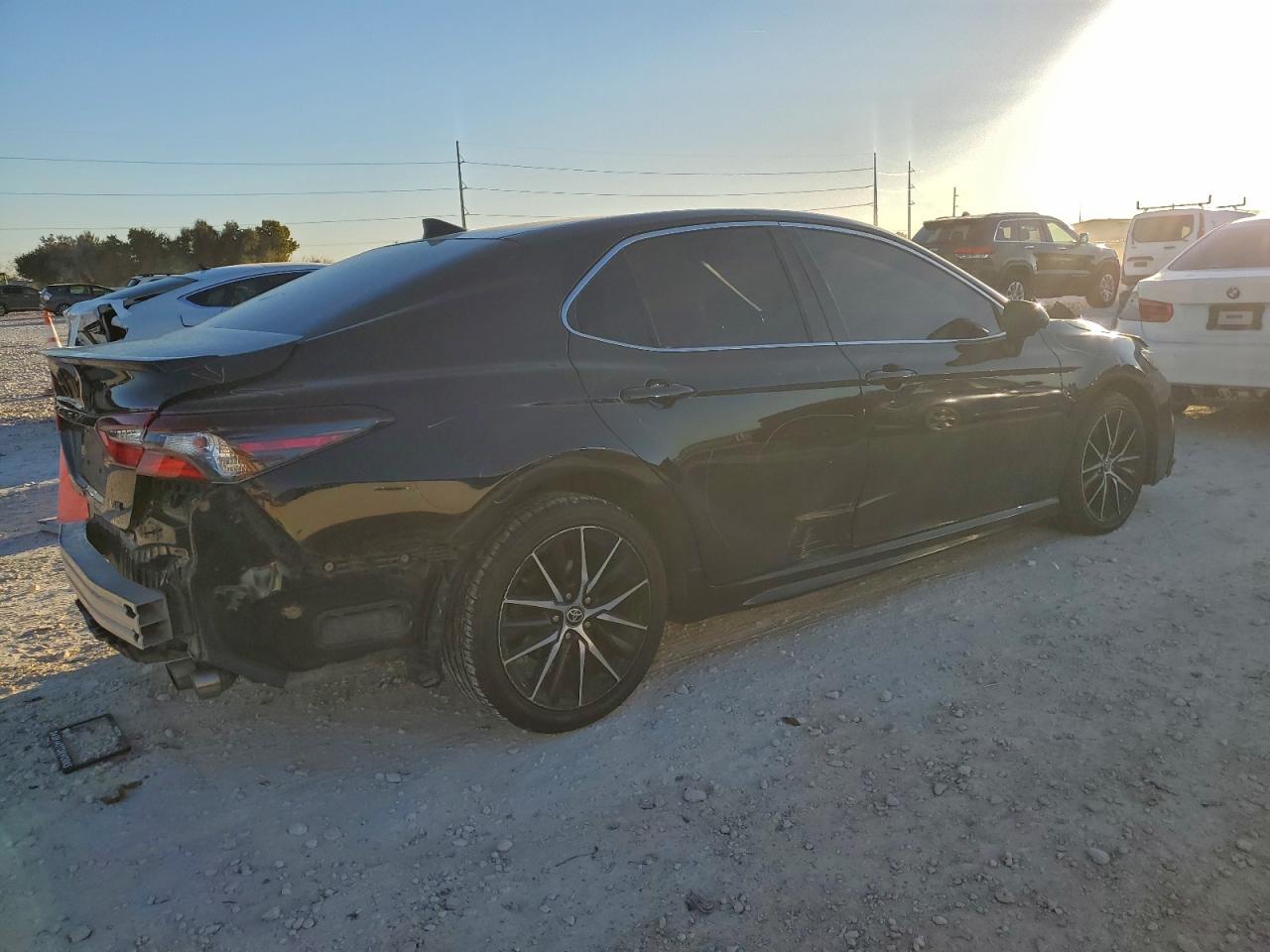 2021 TOYOTA CAMRY SE photo 3