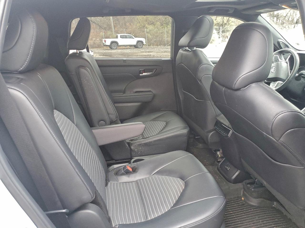 2024 TOYOTA HIGHLANDER LE photo 11