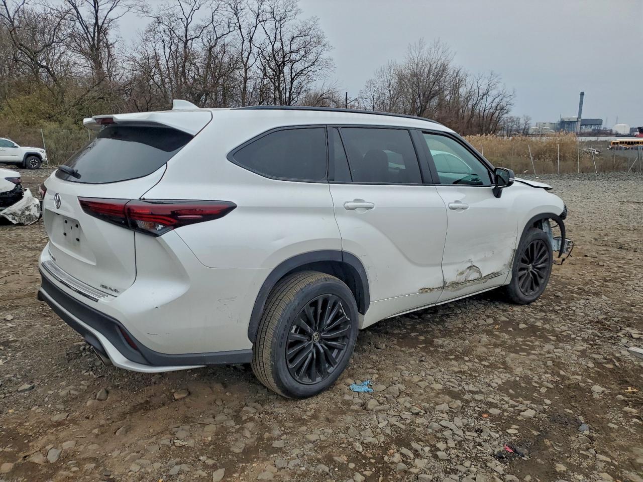 2024 TOYOTA HIGHLANDER LE photo 3