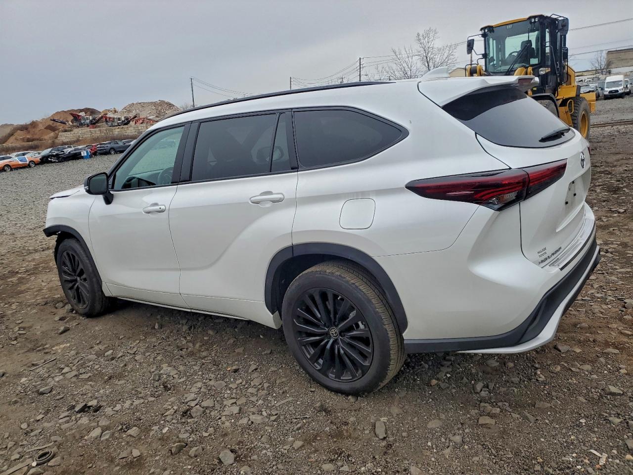 2024 TOYOTA HIGHLANDER LE photo 2
