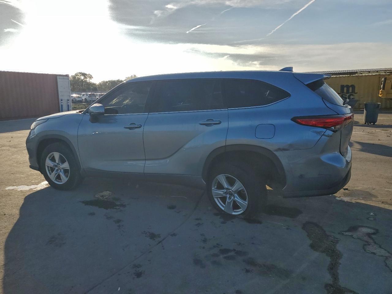 2021 TOYOTA HIGHLANDER LE photo 2