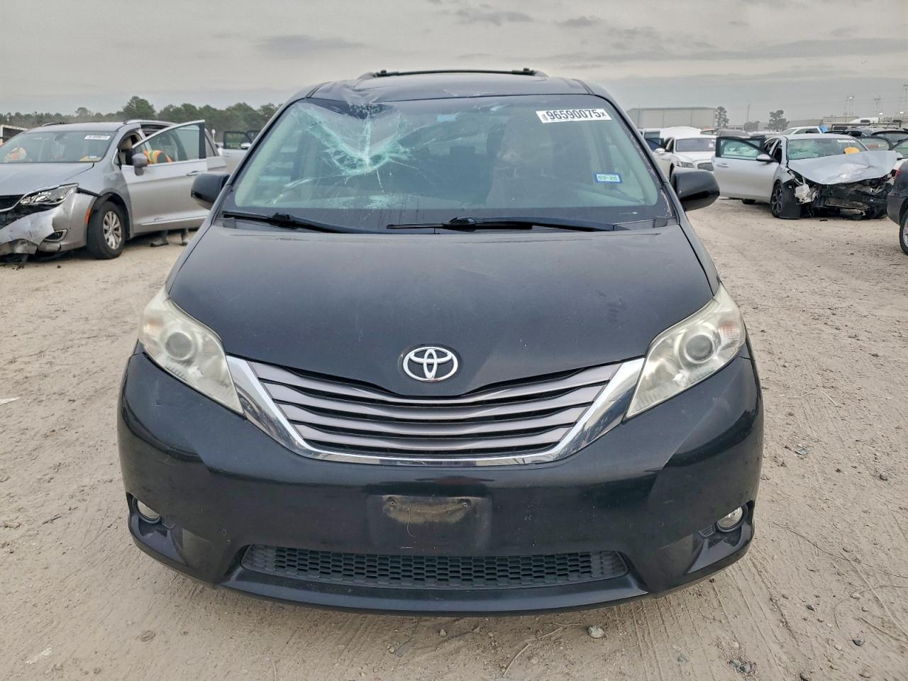 2017 TOYOTA SIENNA XLE photo 5