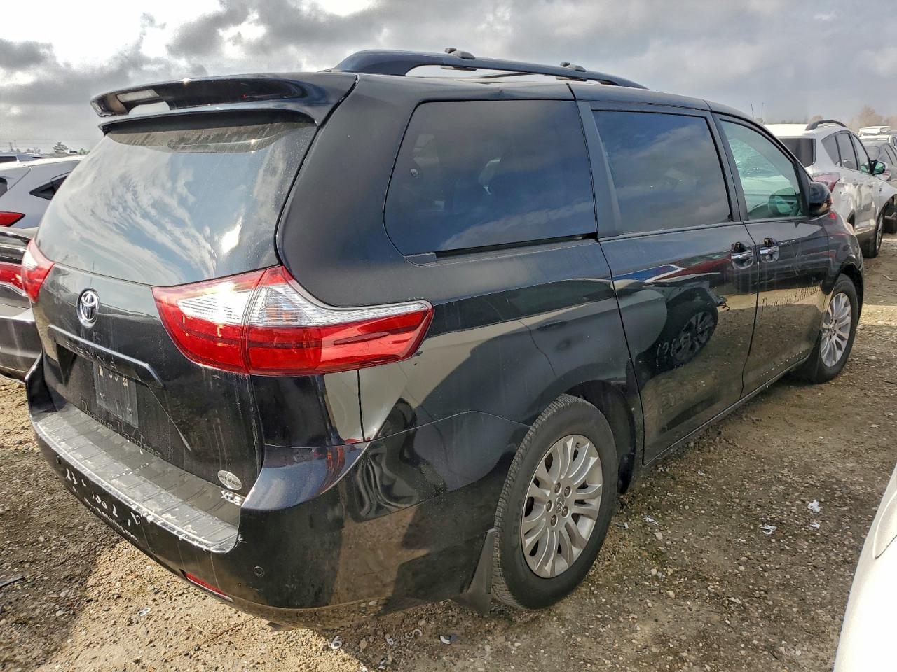 2017 TOYOTA SIENNA XLE photo 3