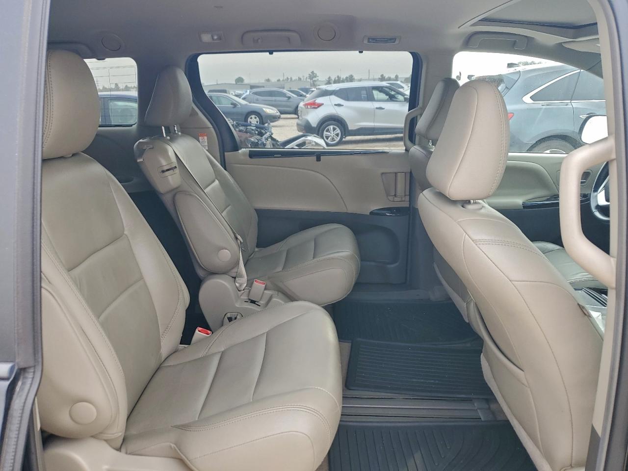 2017 TOYOTA SIENNA XLE photo 11
