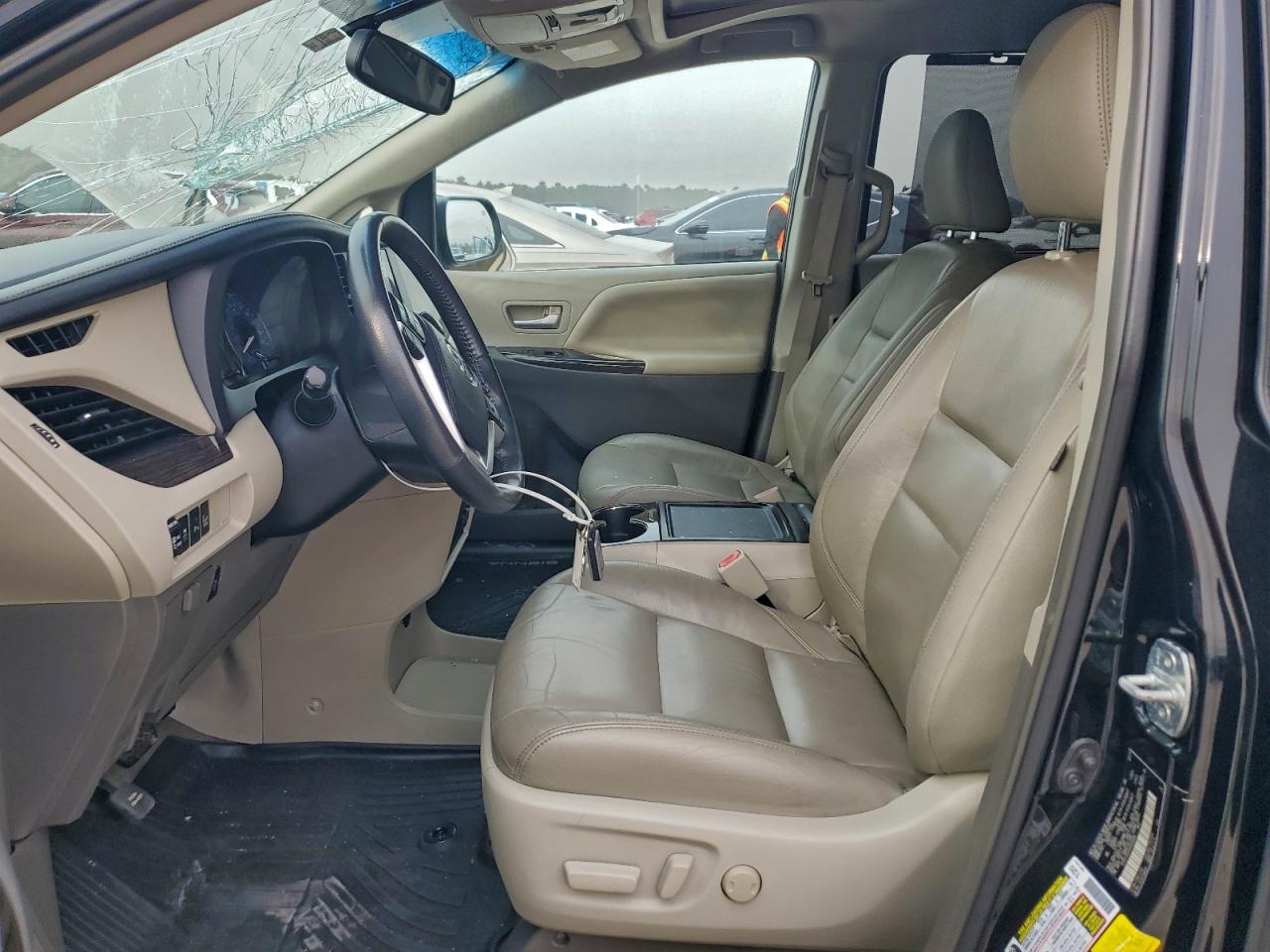 2017 TOYOTA SIENNA XLE photo 7