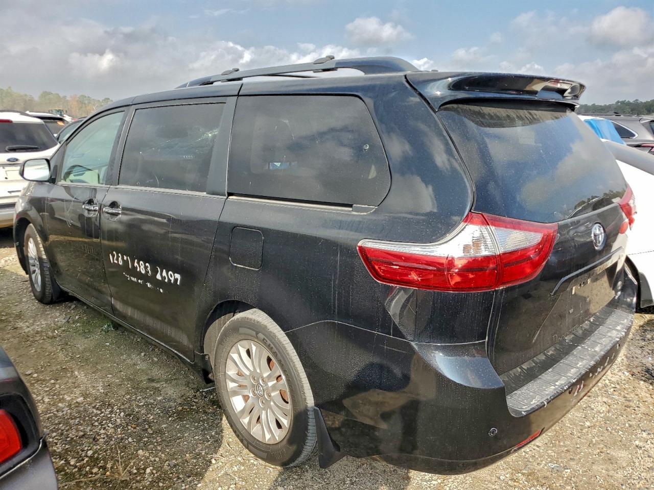 2017 TOYOTA SIENNA XLE photo 2