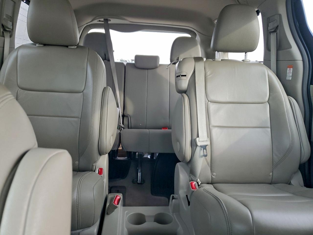 2017 TOYOTA SIENNA XLE photo 10
