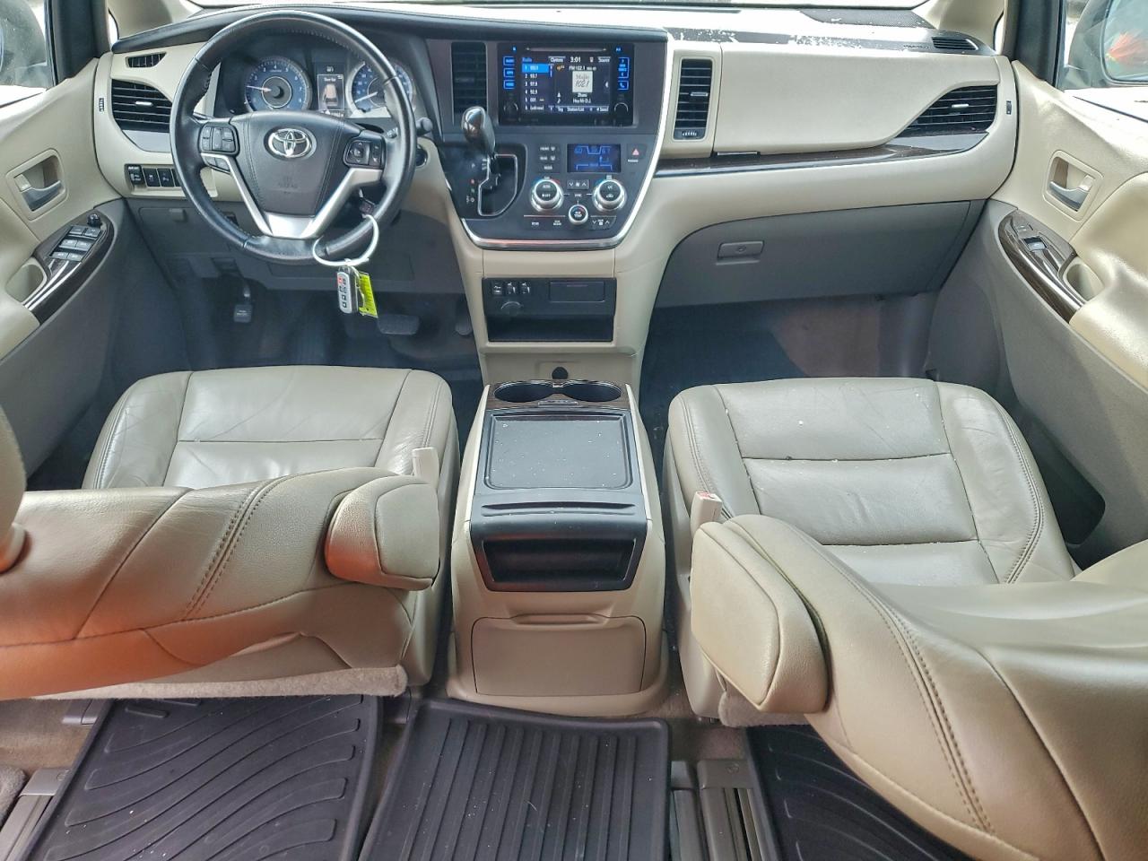 2017 TOYOTA SIENNA XLE photo 8