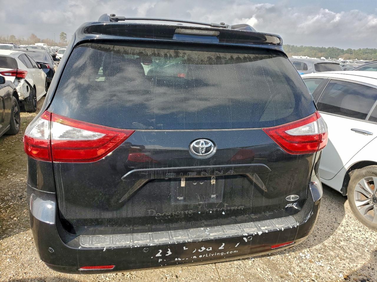 2017 TOYOTA SIENNA XLE photo 6