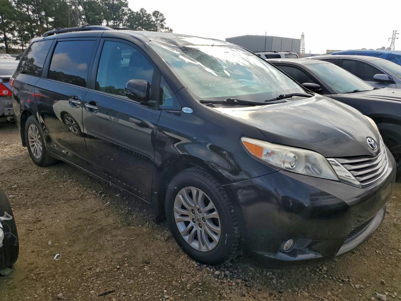 2017 TOYOTA SIENNA XLE photo 4