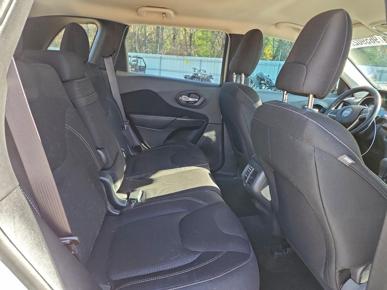 2016 JEEP CHEROKEE LATITUDE photo 11