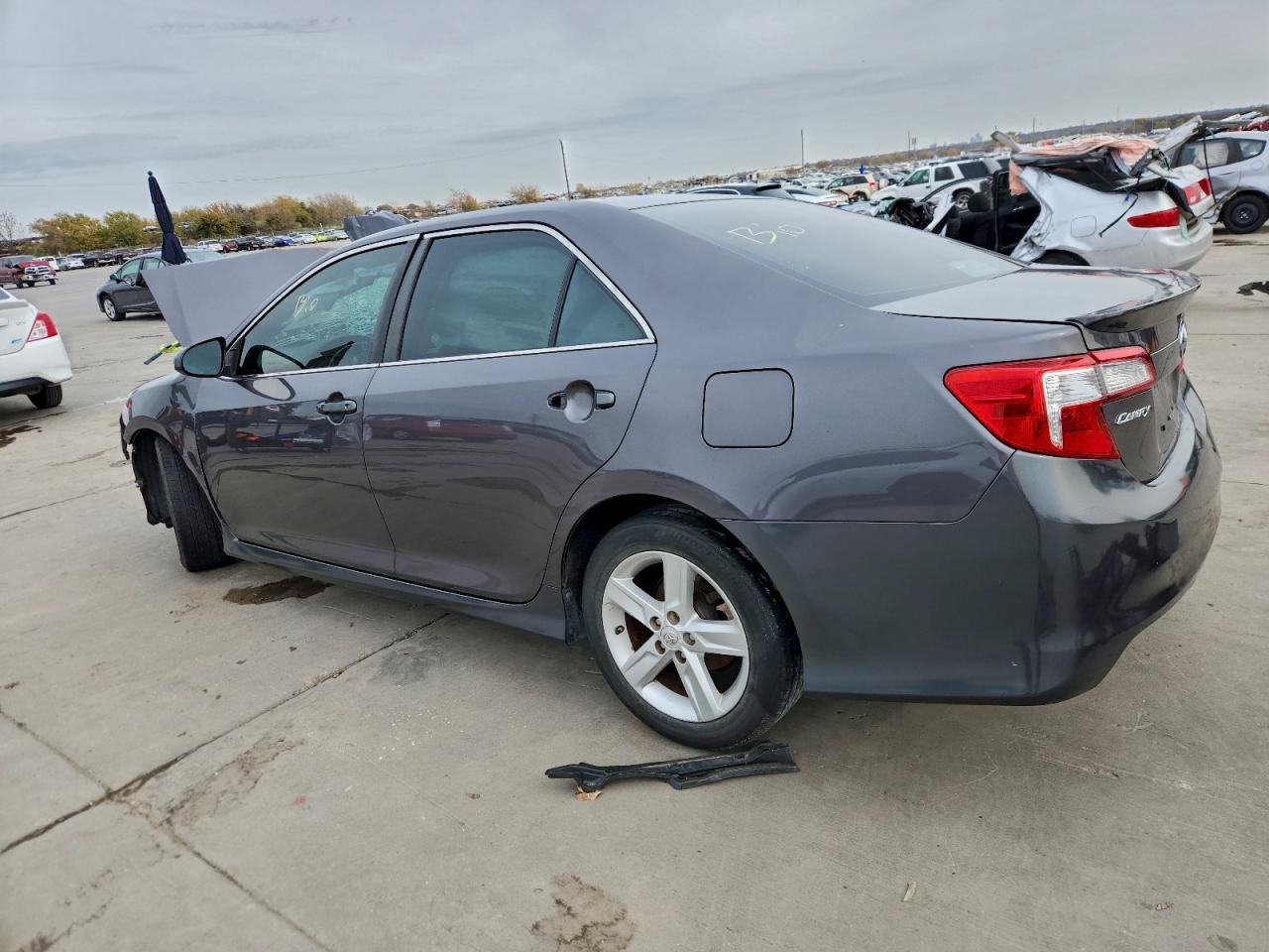 2013 TOYOTA CAMRY SE photo 2