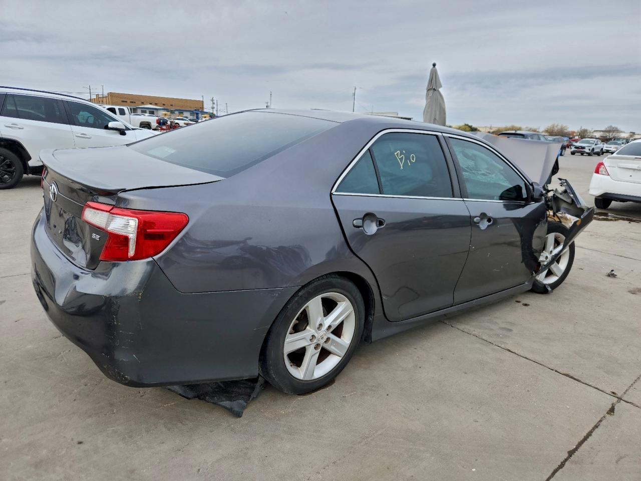 2013 TOYOTA CAMRY SE photo 3
