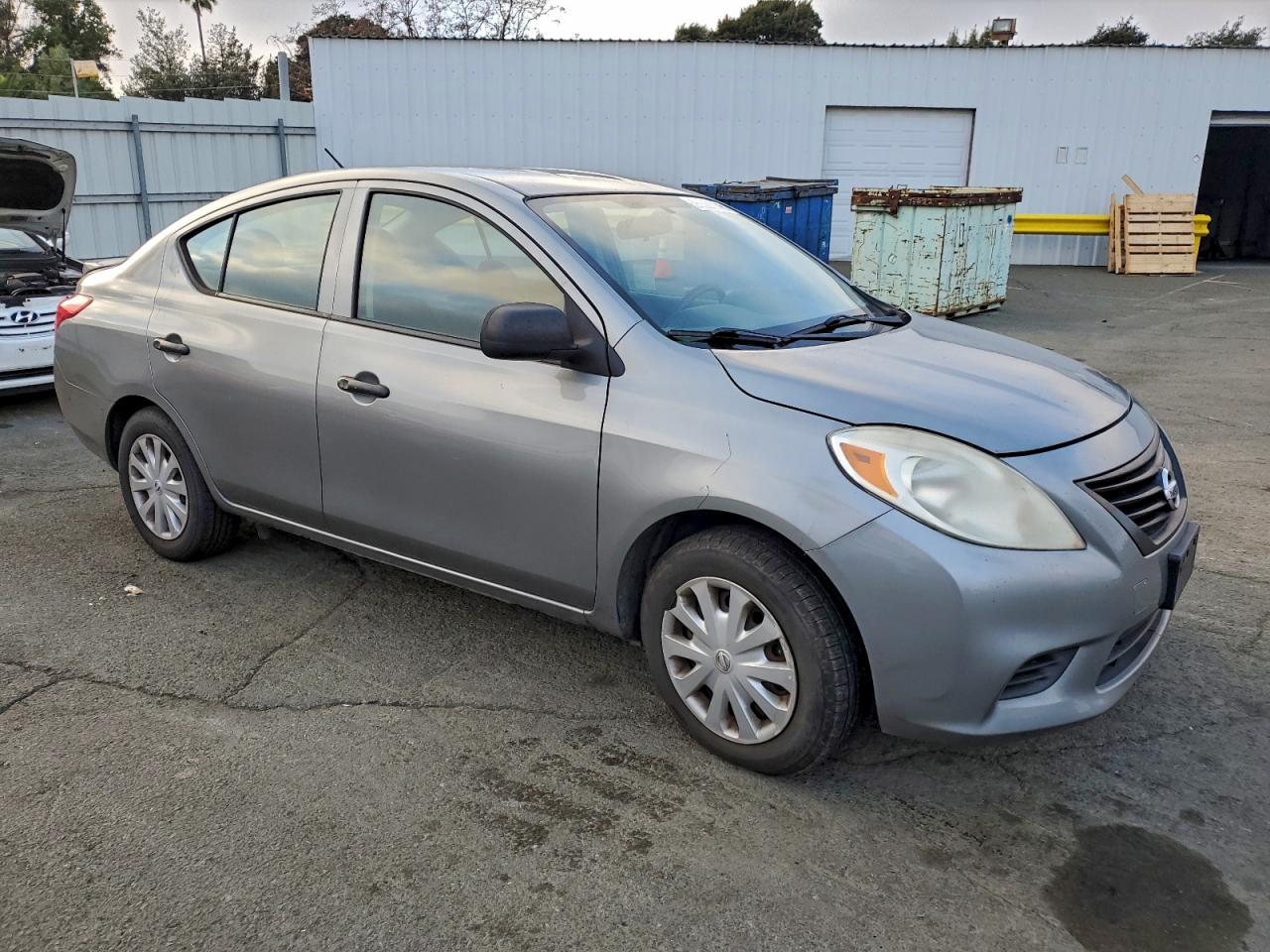 2014 NISSAN VERSA S photo 4