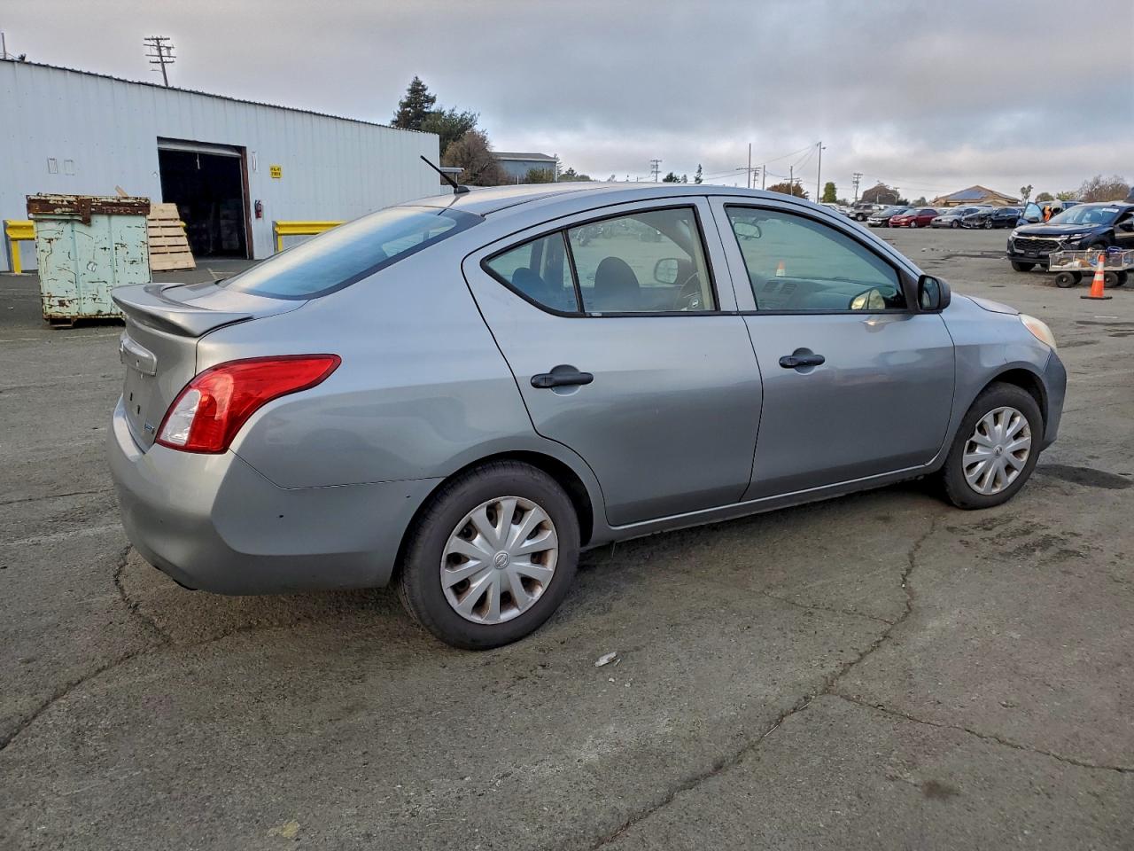 2014 NISSAN VERSA S photo 3