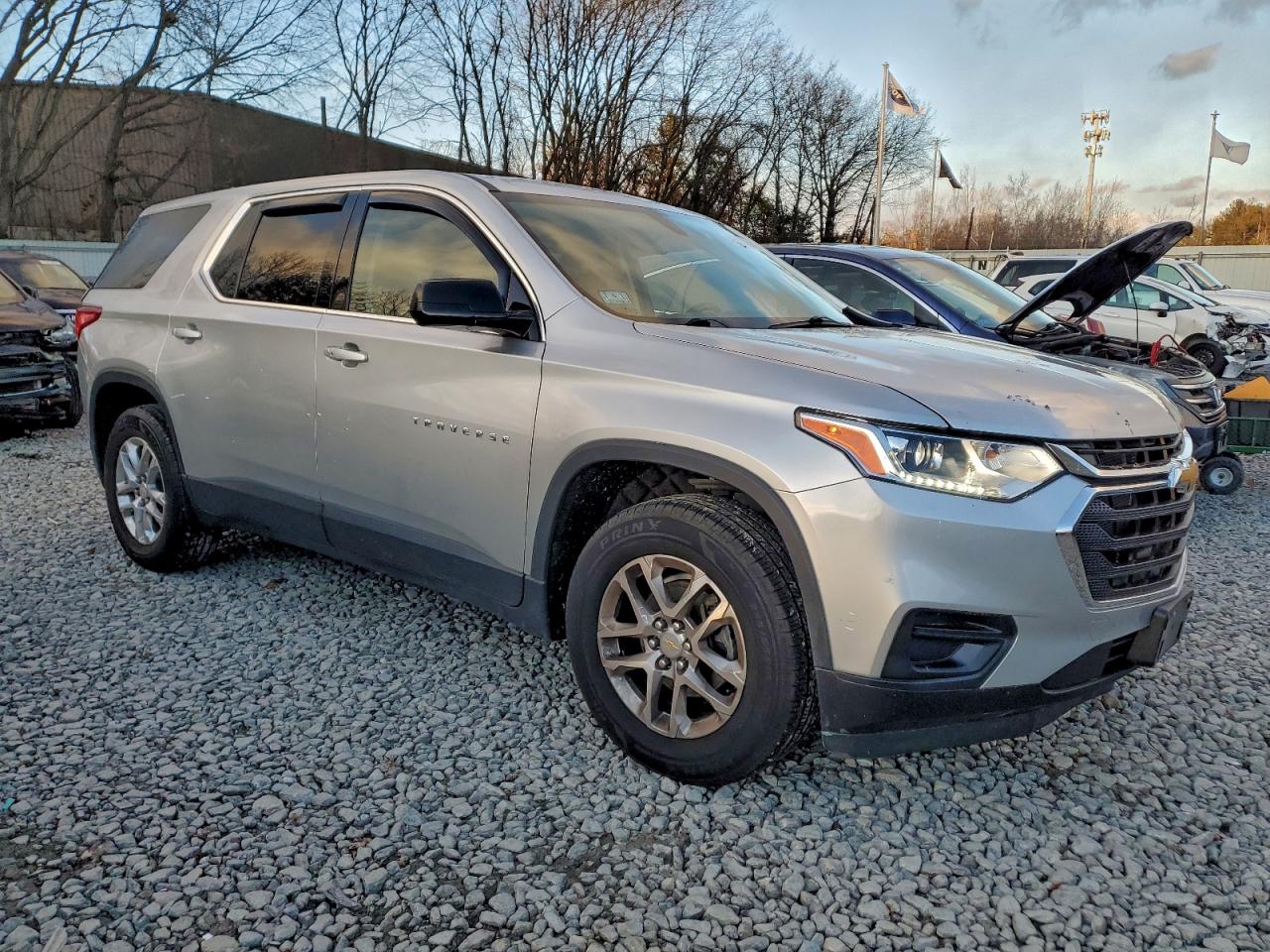 2020 CHEVROLET TRAVERSE LS photo 4
