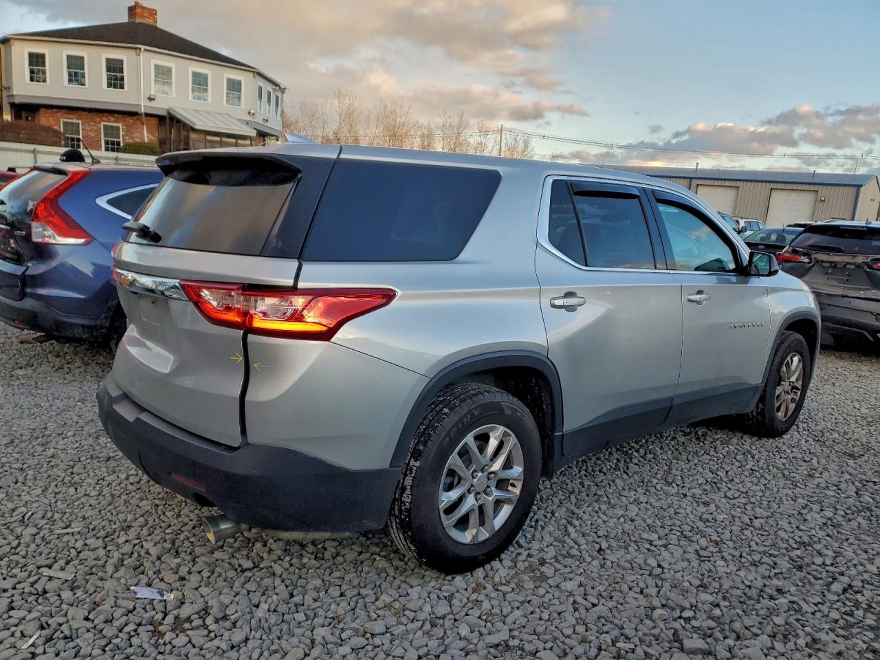 2020 CHEVROLET TRAVERSE LS photo 3