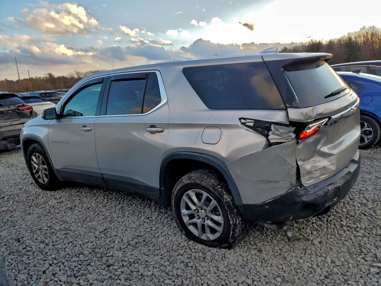 2020 CHEVROLET TRAVERSE LS photo 2
