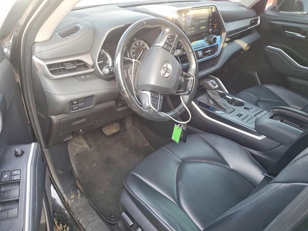 2021 TOYOTA HIGHLANDER XLE photo 8