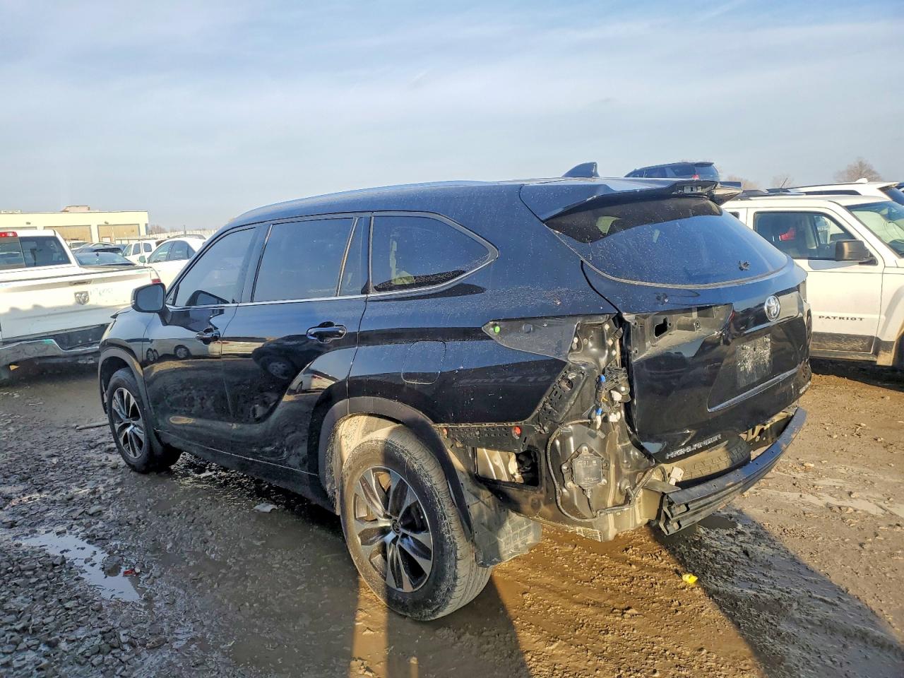 2021 TOYOTA HIGHLANDER XLE photo 2