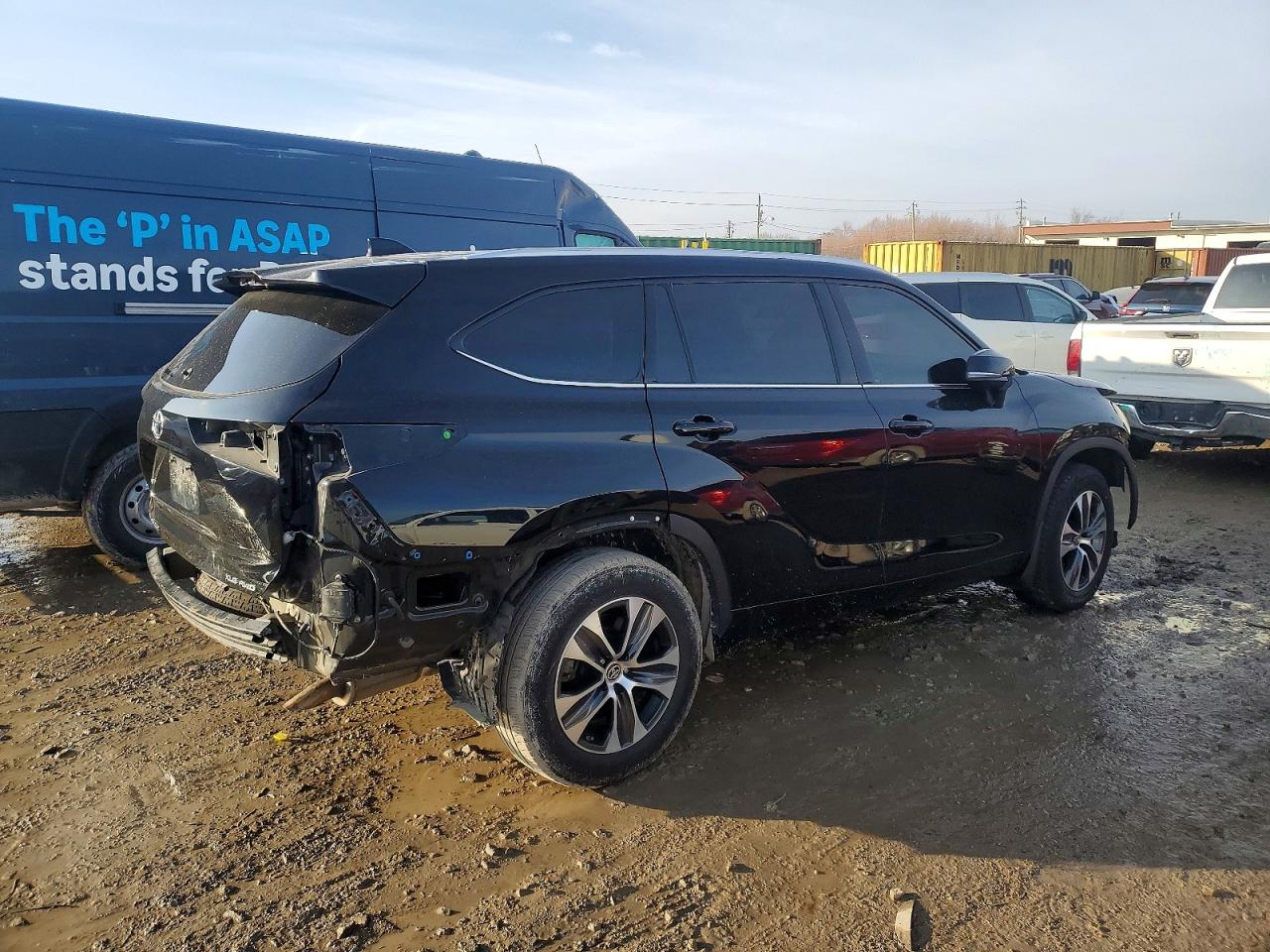 2021 TOYOTA HIGHLANDER XLE photo 3