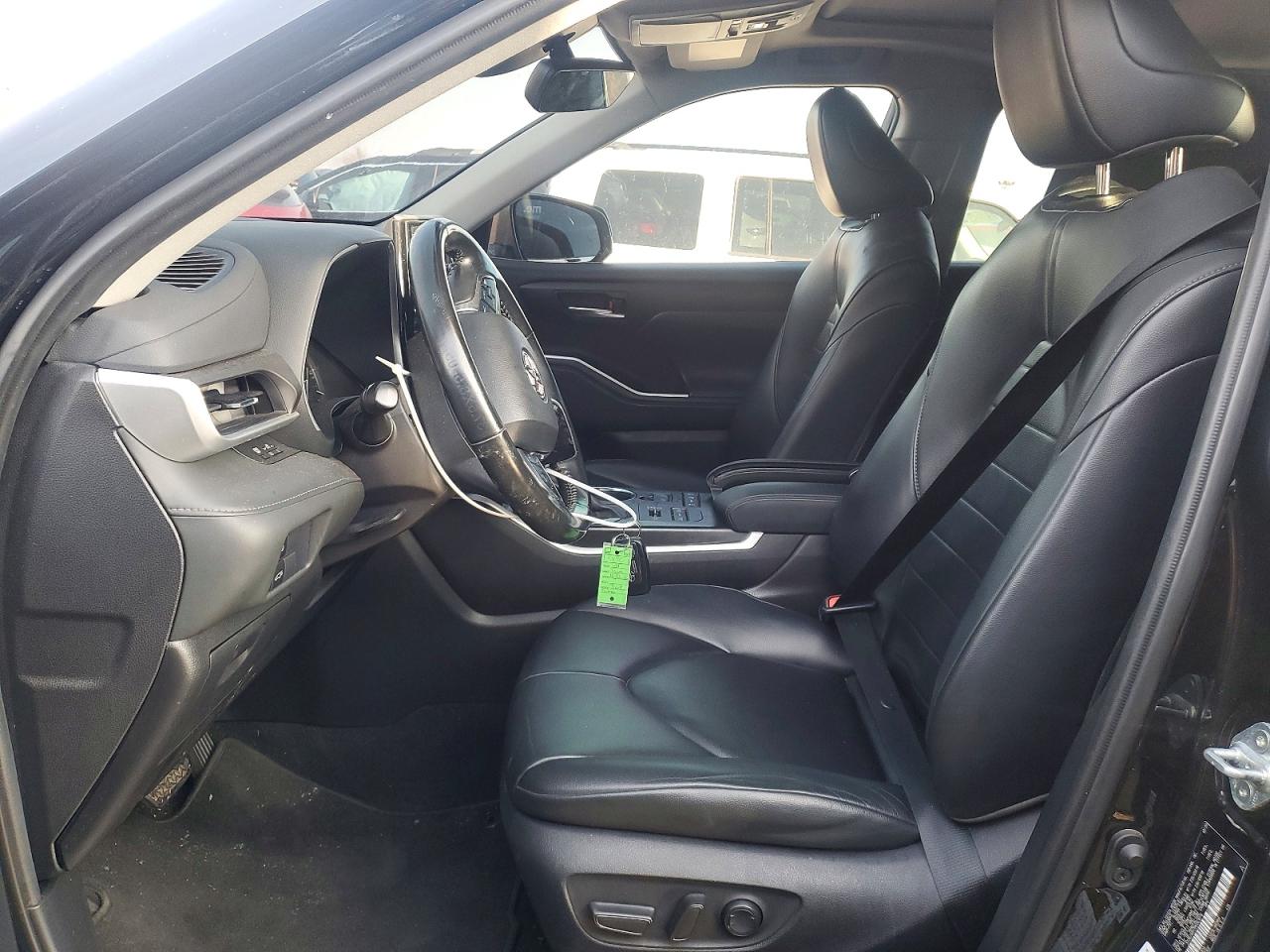 2021 TOYOTA HIGHLANDER XLE photo 7
