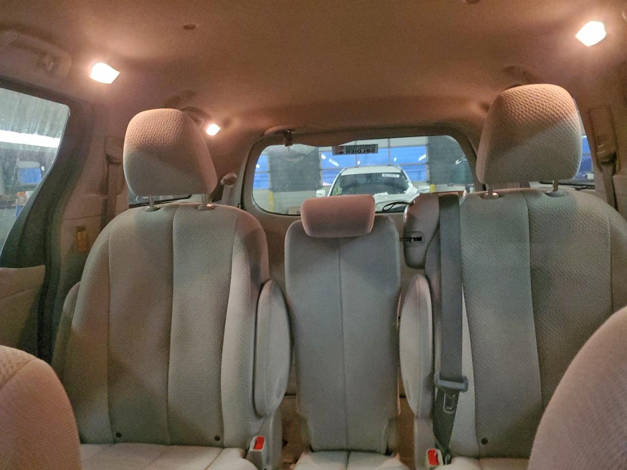 2014 TOYOTA SIENNA LE photo 19