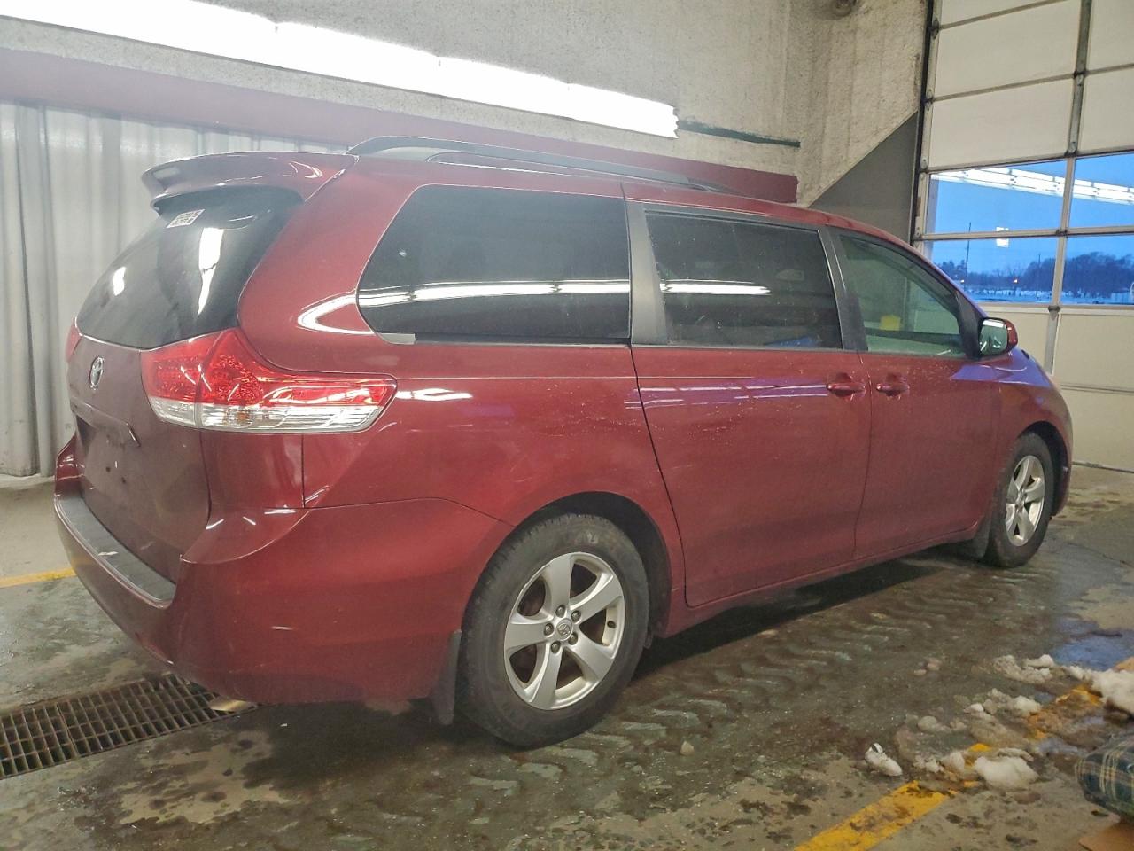 2014 TOYOTA SIENNA LE photo 5