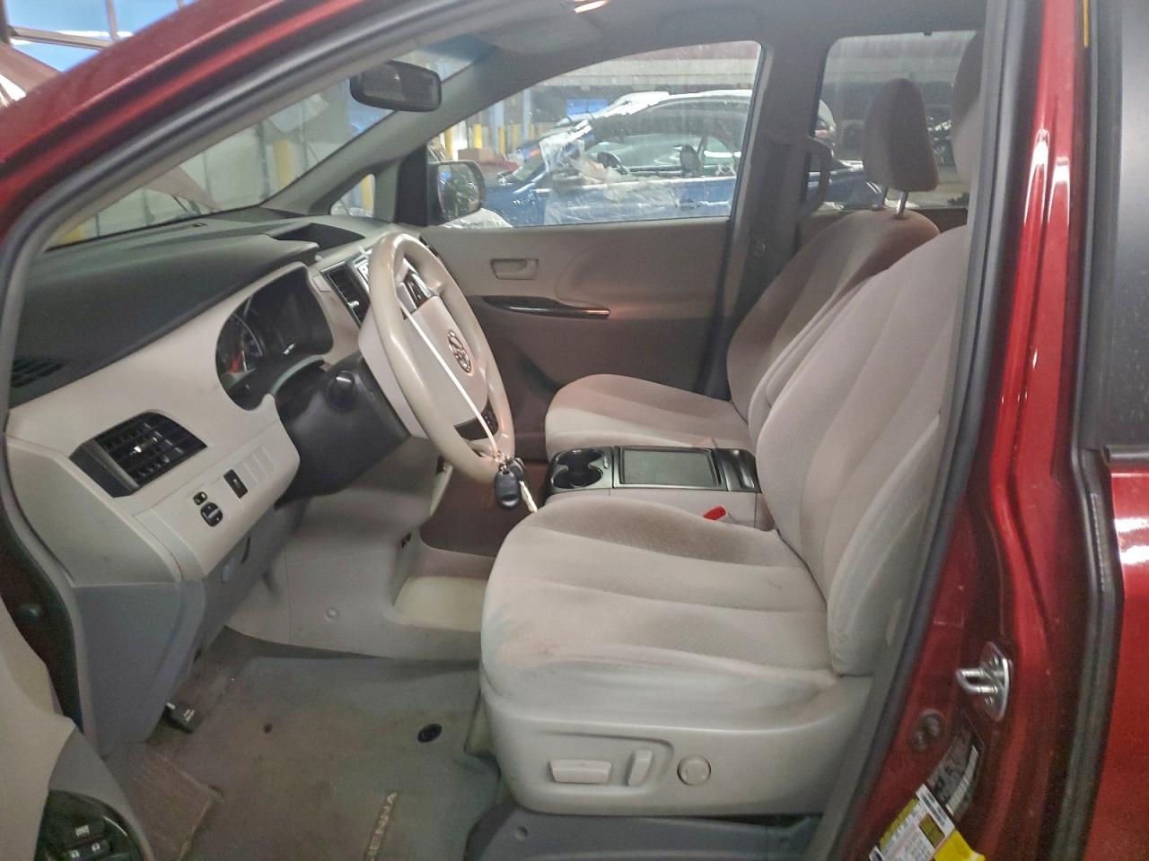2014 TOYOTA SIENNA LE photo 13