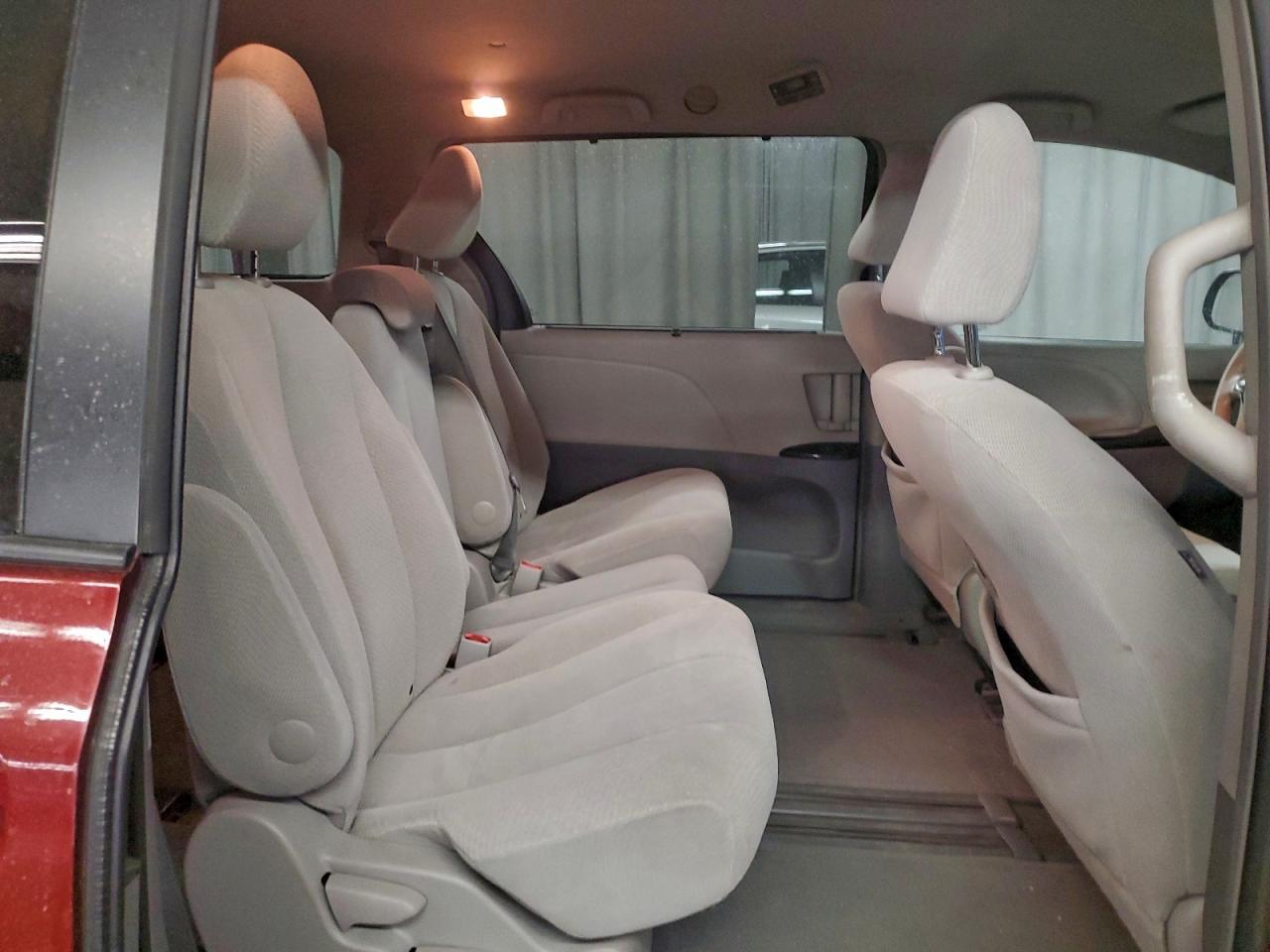 2014 TOYOTA SIENNA LE photo 21