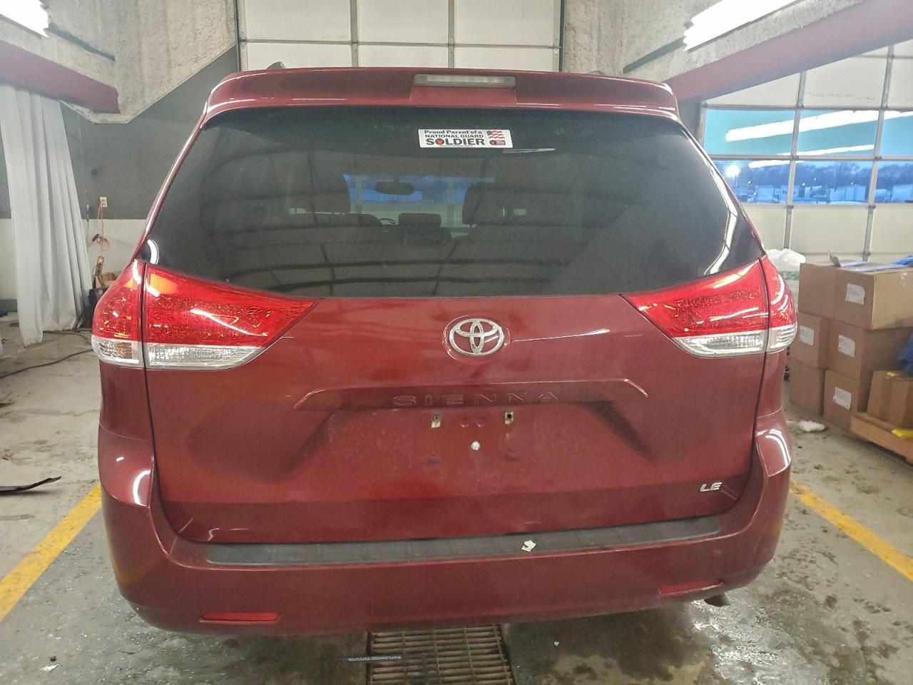 2014 TOYOTA SIENNA LE photo 11