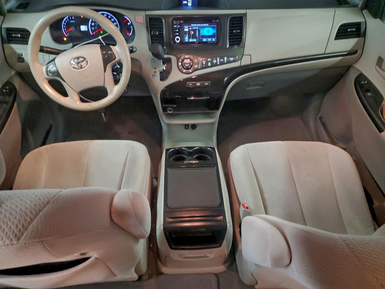 2014 TOYOTA SIENNA LE photo 15