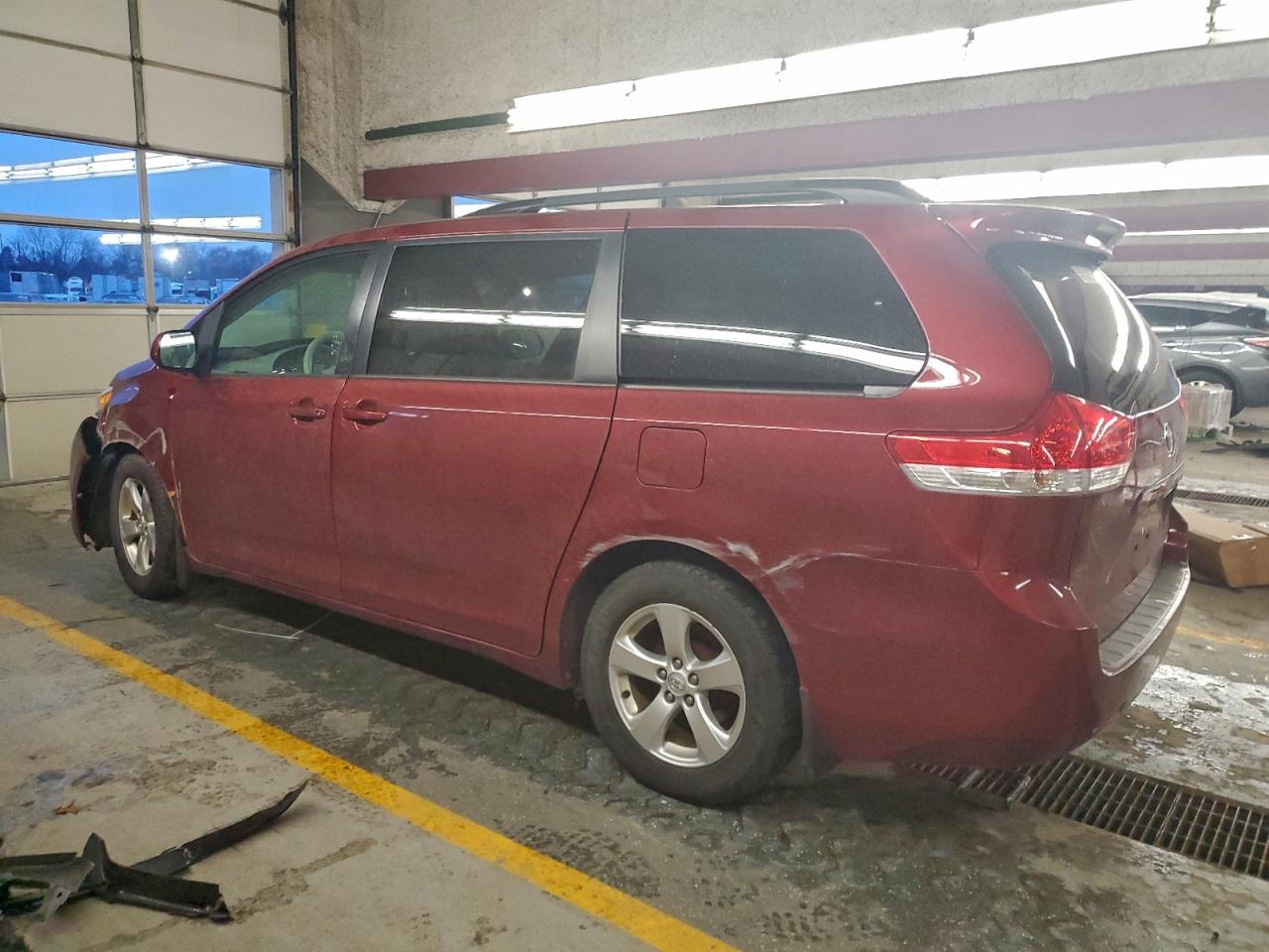2014 TOYOTA SIENNA LE photo 3