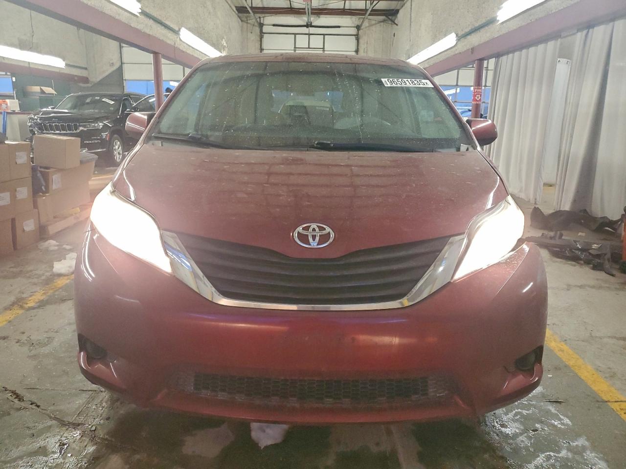 2014 TOYOTA SIENNA LE photo 9