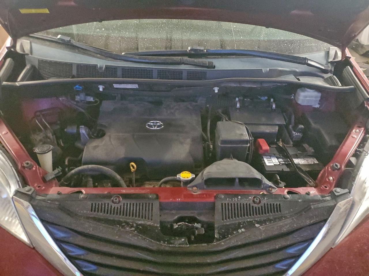 2014 TOYOTA SIENNA LE photo 23