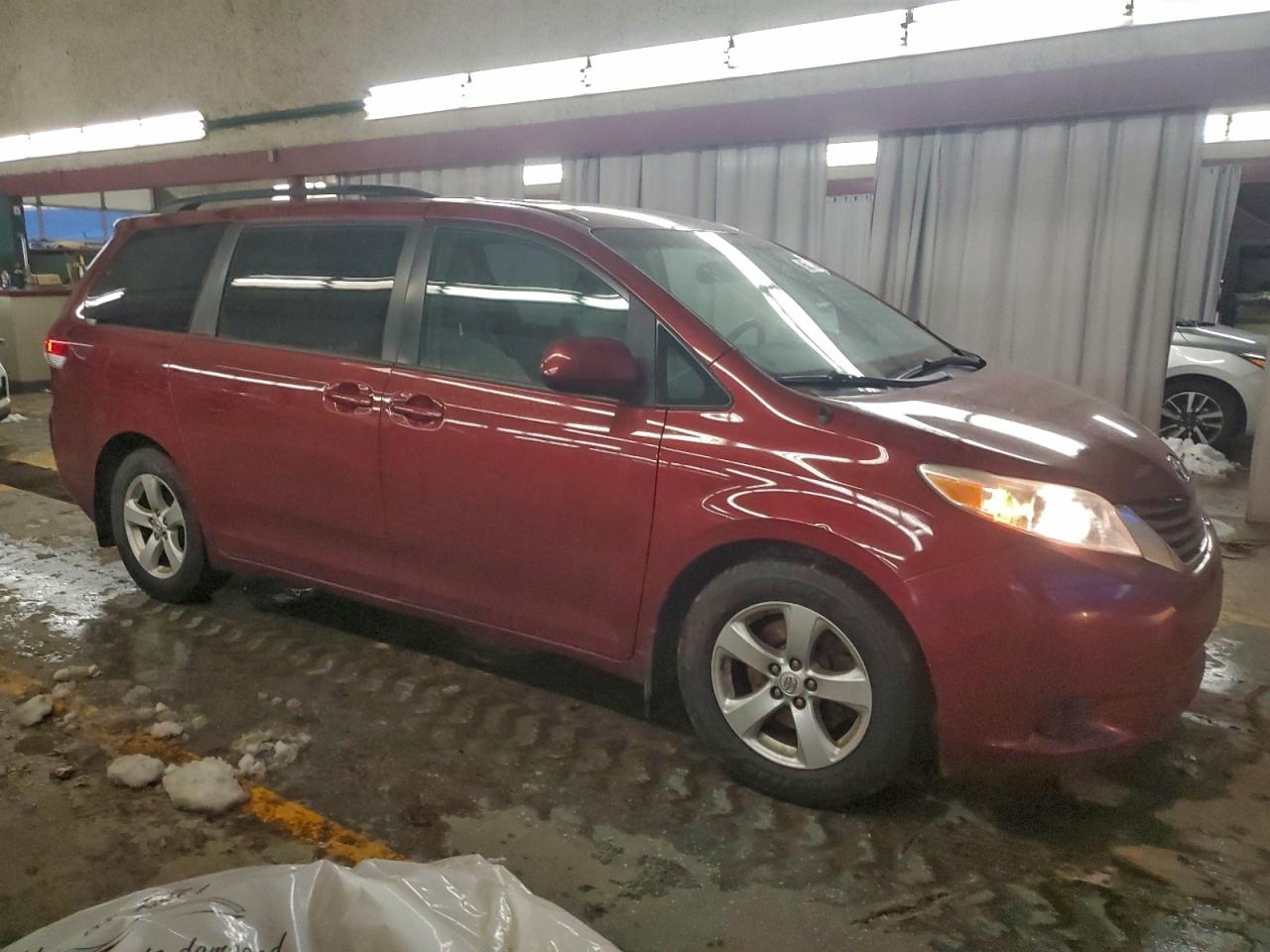 2014 TOYOTA SIENNA LE photo 7