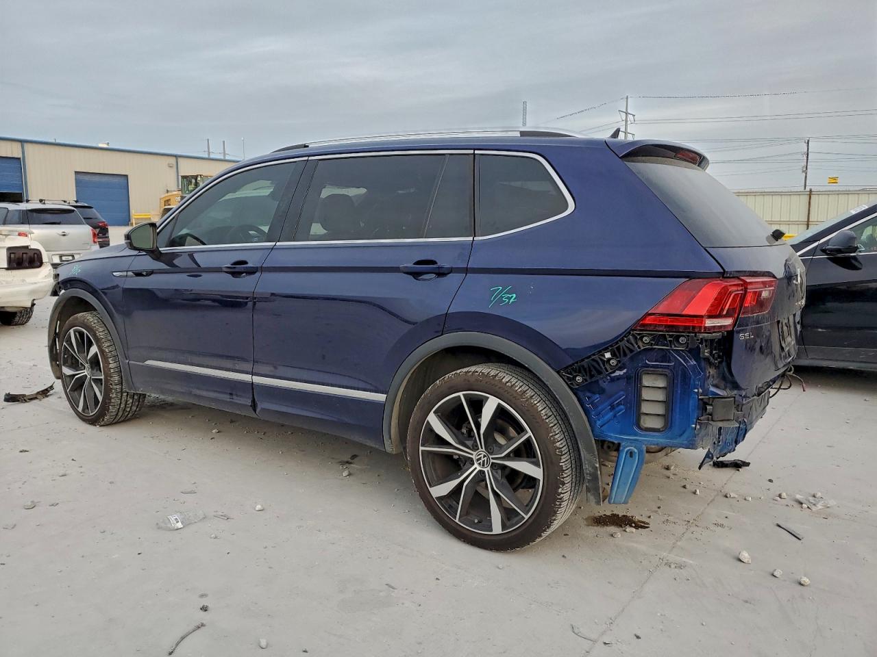 2024 VOLKSWAGEN TIGUAN SEL R-LINE BLACK photo 3