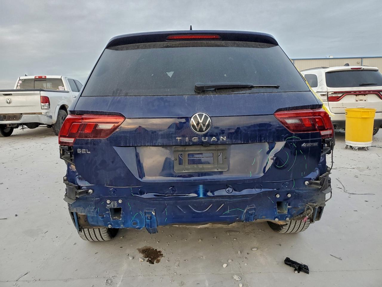 2024 VOLKSWAGEN TIGUAN SEL R-LINE BLACK photo 11