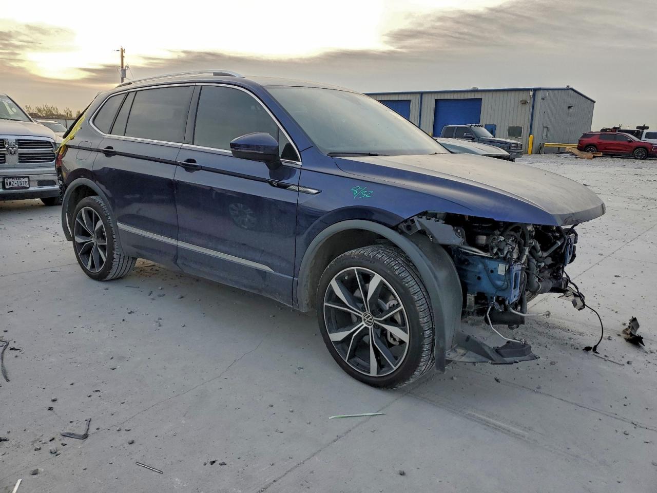 2024 VOLKSWAGEN TIGUAN SEL R-LINE BLACK photo 7