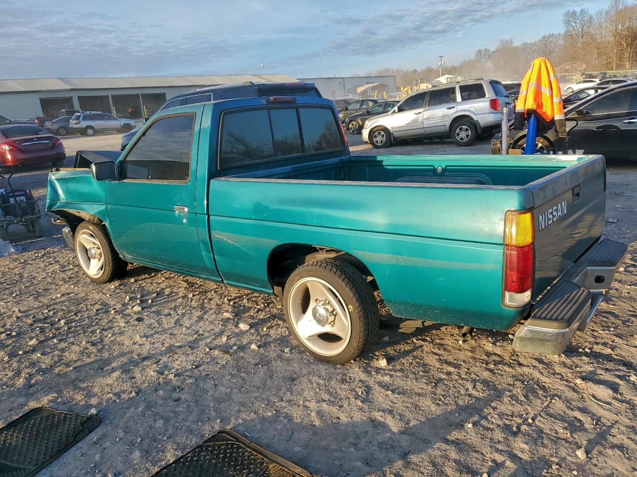 1995 NISSAN TRUCK E/XE photo 2