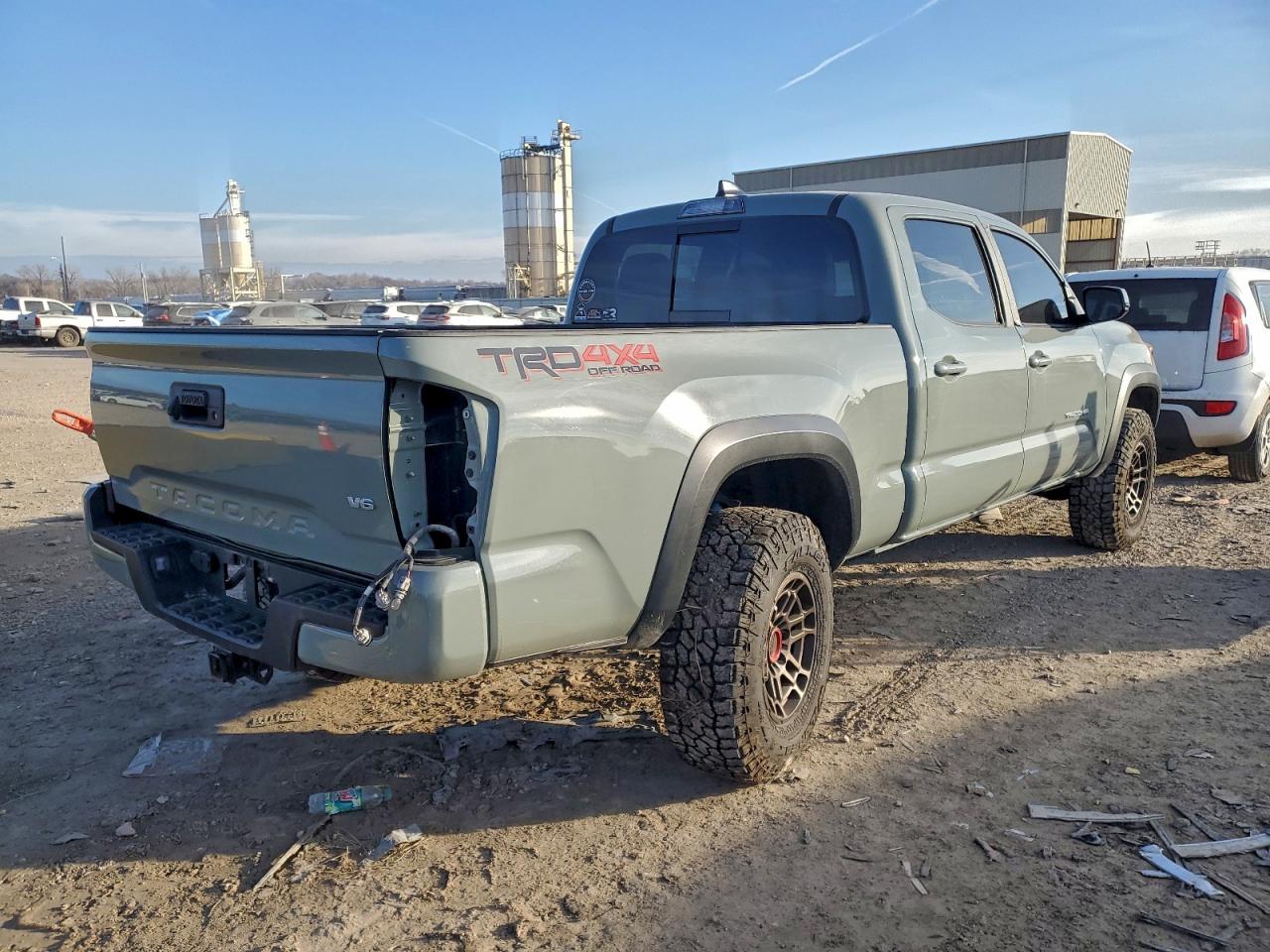 2022 TOYOTA TACOMA TRD OFF-ROAD photo 3
