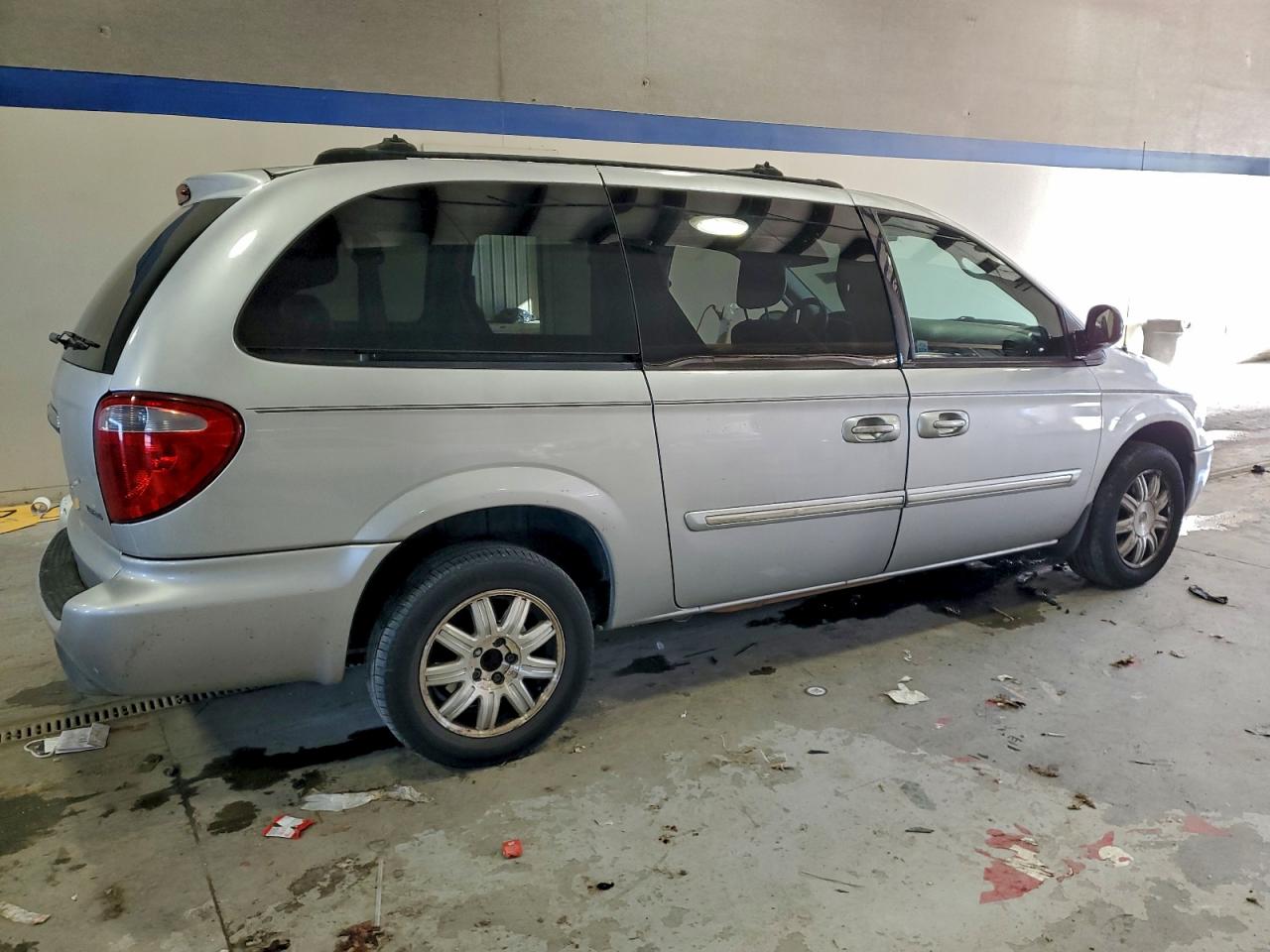 2005 CHRYSLER TOWN & COUNTRY TOURING photo 3