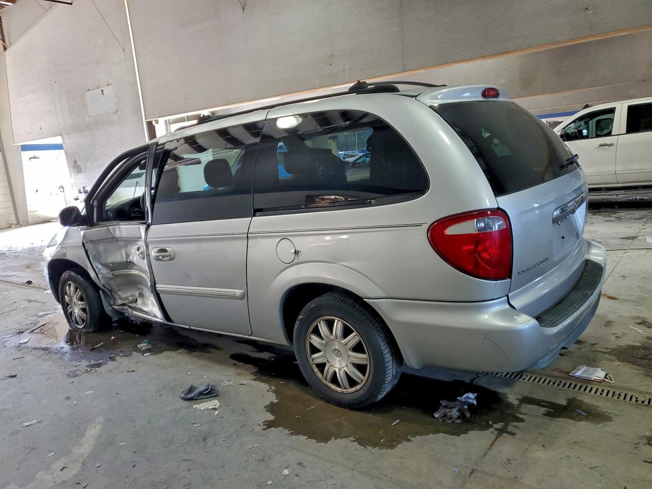 2005 CHRYSLER TOWN & COUNTRY TOURING photo 2