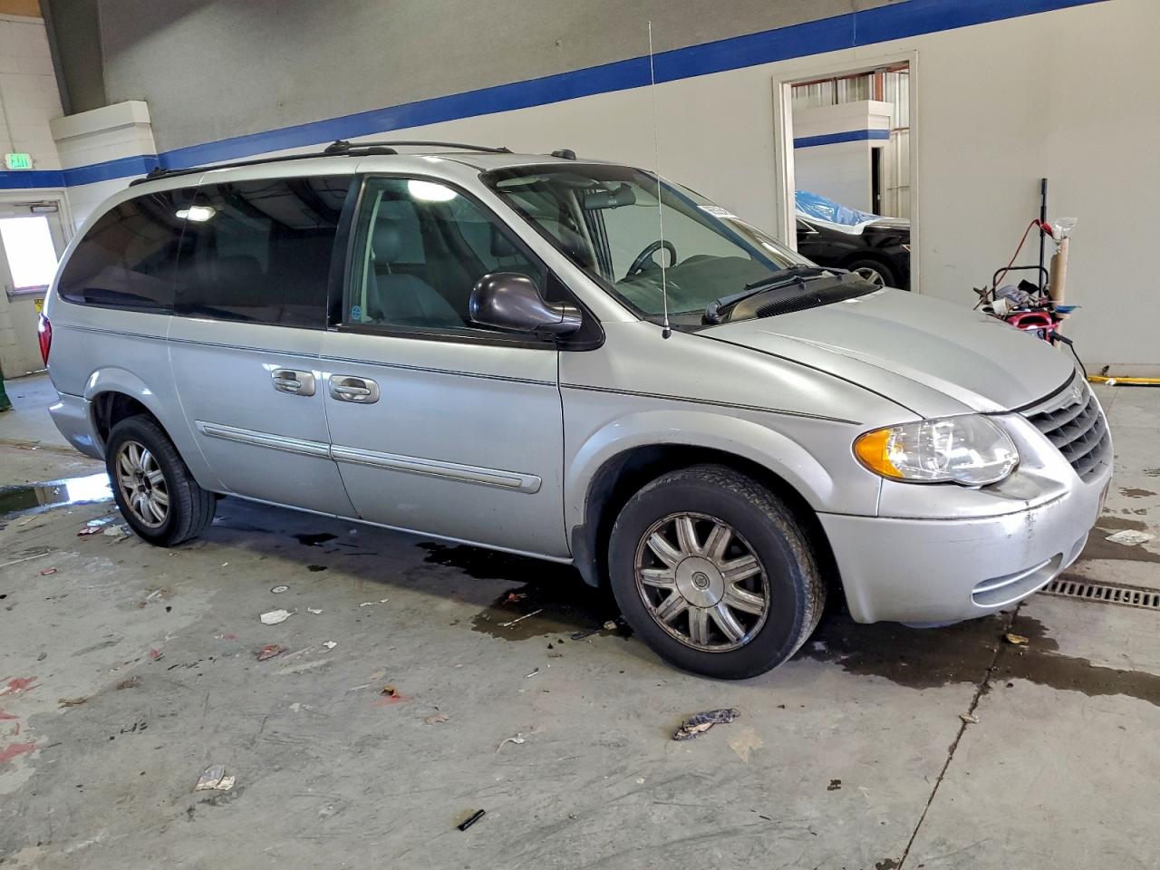 2005 CHRYSLER TOWN & COUNTRY TOURING photo 4