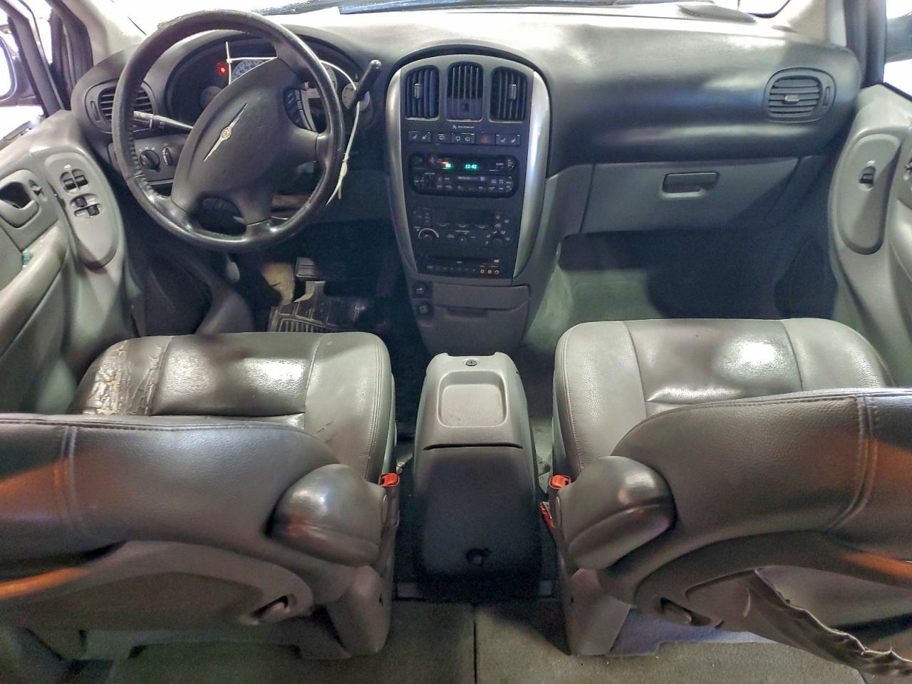 2005 CHRYSLER TOWN & COUNTRY TOURING photo 8