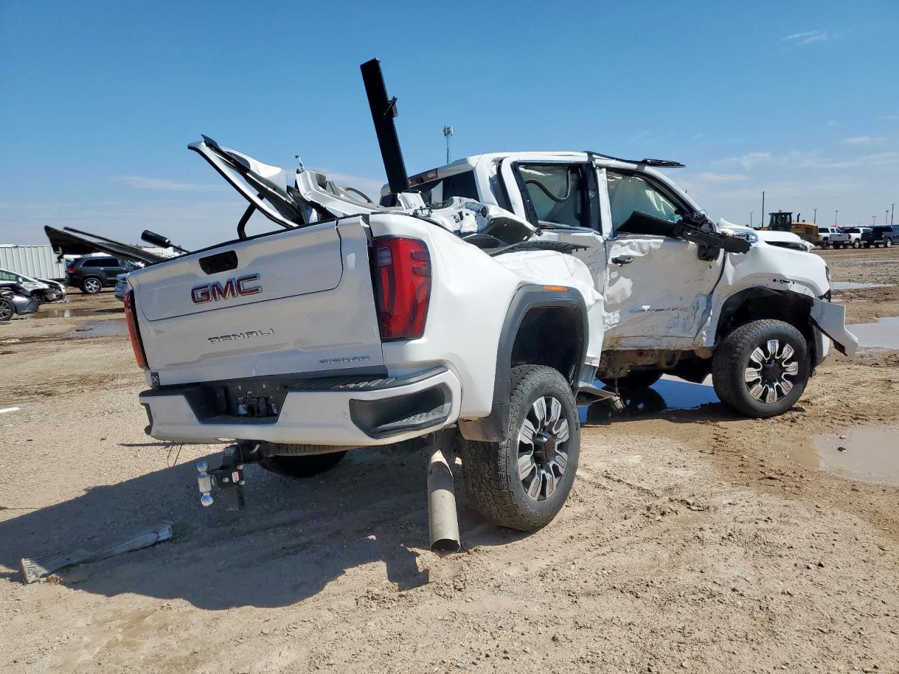 2025 GMC SIERRA K2500 DENALI photo 3