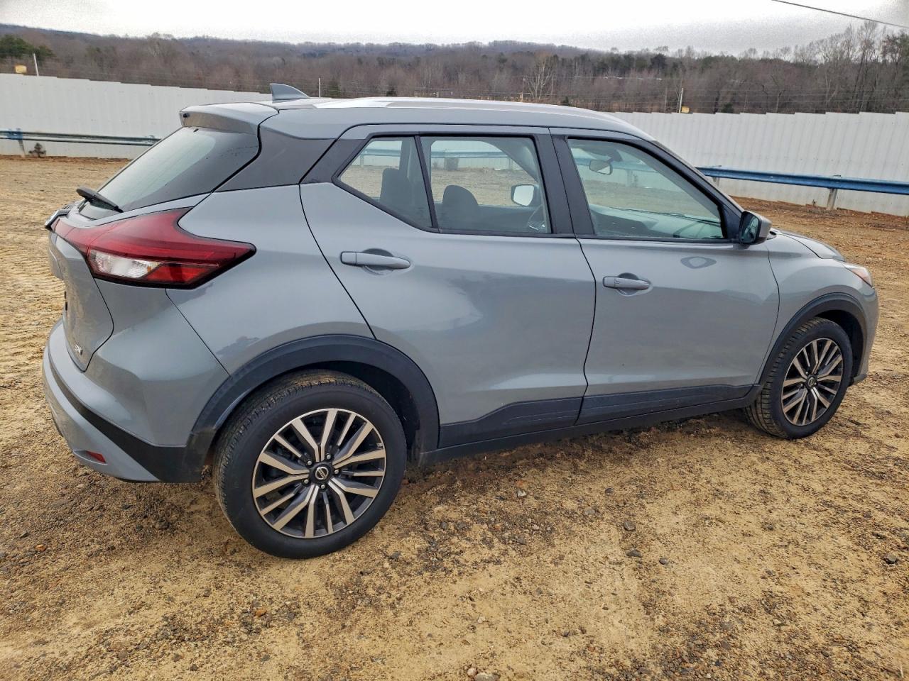 2021 NISSAN KICKS SV photo 3