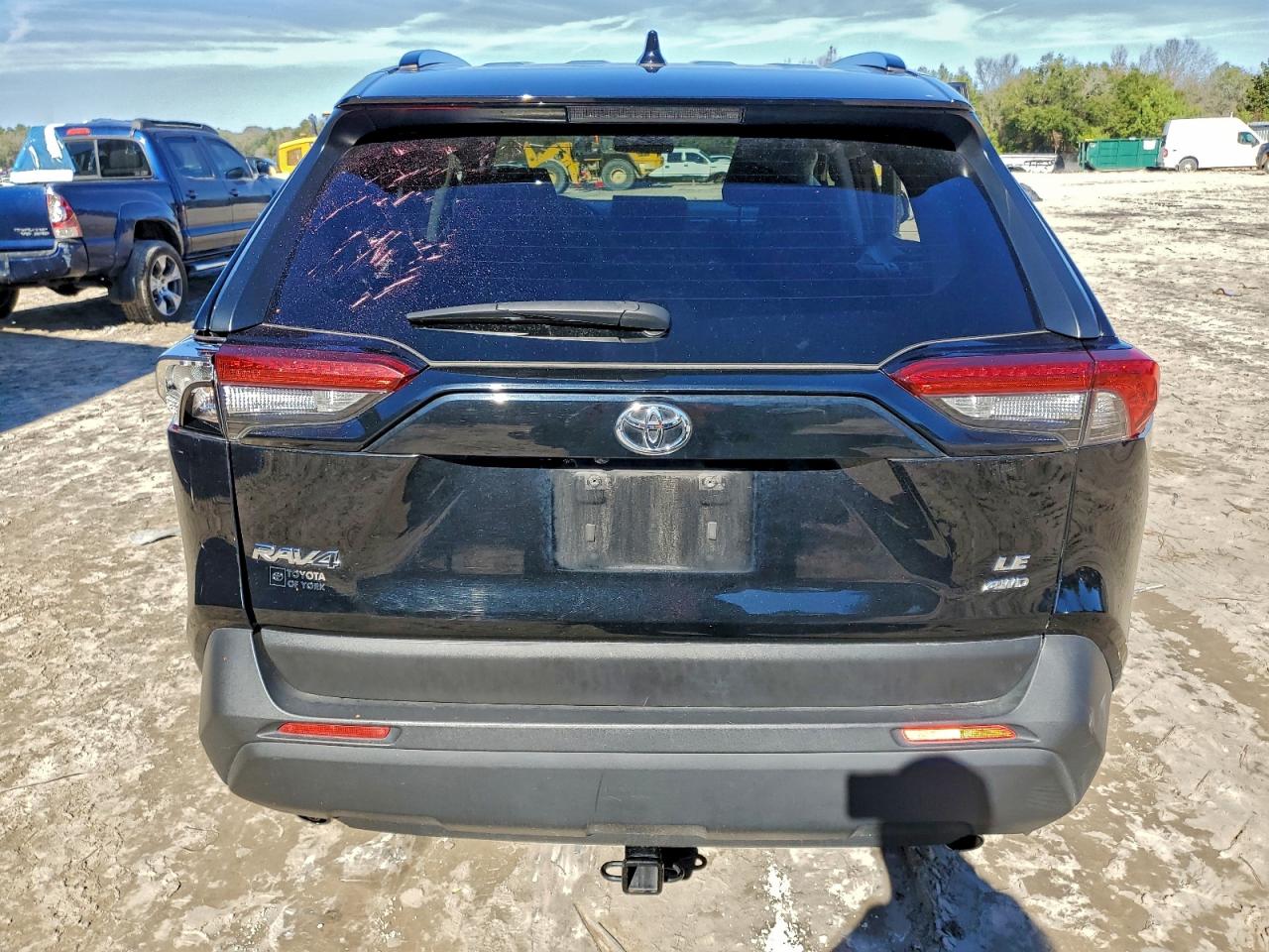 2021 TOYOTA RAV4 LE photo 6